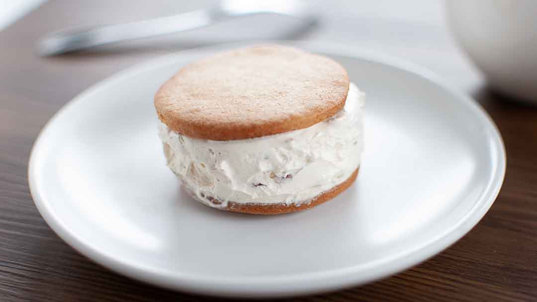 サクバタ　サクッとバターサンド　ラムレーズン